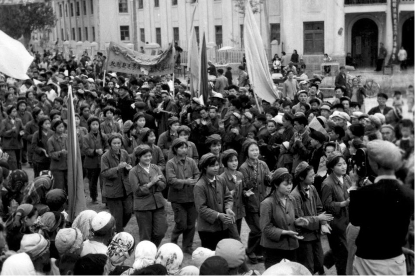 In 1963, the educated youth from Shanghai came to Aksu, where the First Agricultural Division of the Corps was located. Provided by Ping CHEN. http://slide.news.sina.com.cn/j/slide_1_45272_61202.html/d/8#p=8 