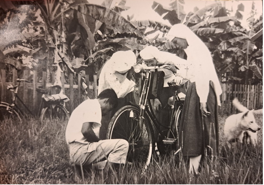 Sisters Vianney and Joanna, near Nanga Pinoh, West Kalimantan, 1950s. Source: Congregatie Francescanessen v. Asten.